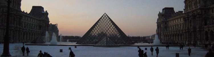 <h6>La pyramide du Louvre © Bernard Hasquenoph</h6>